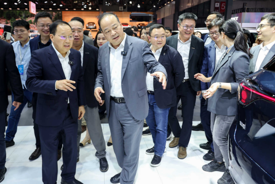 上海车展大佬齐聚 问界成为话题中间